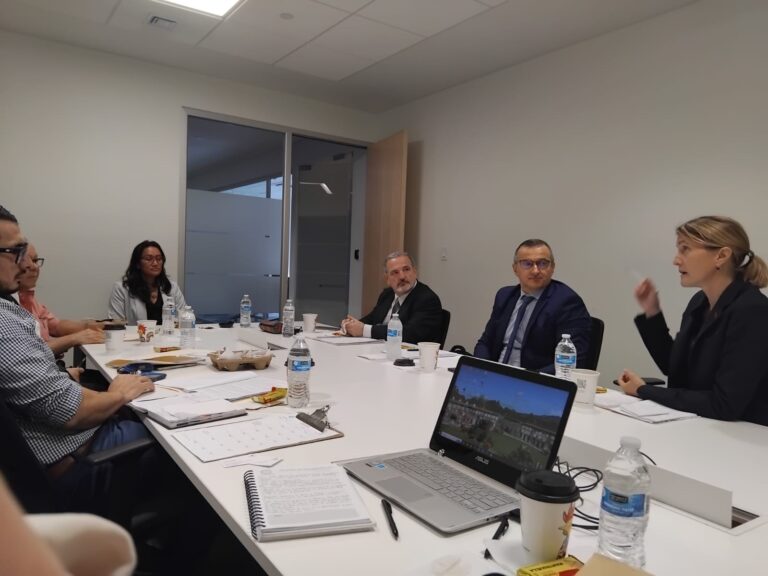 Reunión entre representantes de la Cooperación Francesa “La Poste”, y funcionarios de la Comisión Nacional Supervisora de los Servicios Públicos (CNSSP)